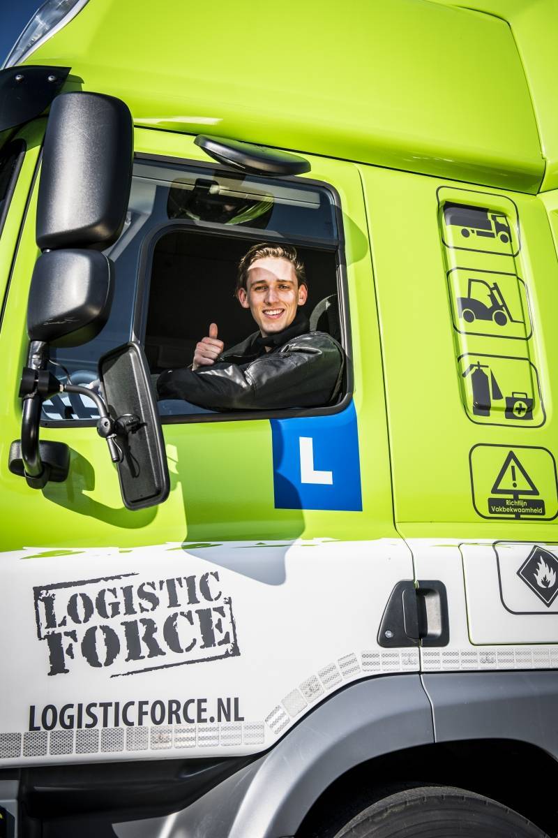 Een medewerker van Logistic Force in een vrachtwagen